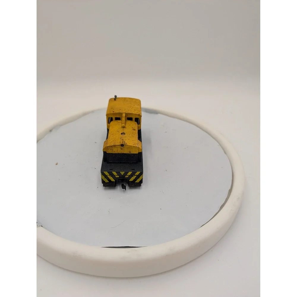 Vintage ATSF 332 Diesel Switcher Locomotive Yellow Black HO Scale Model Train‎